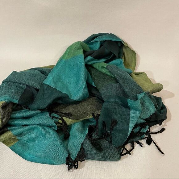 Scarf wrap in greens - Picture 3 of 7